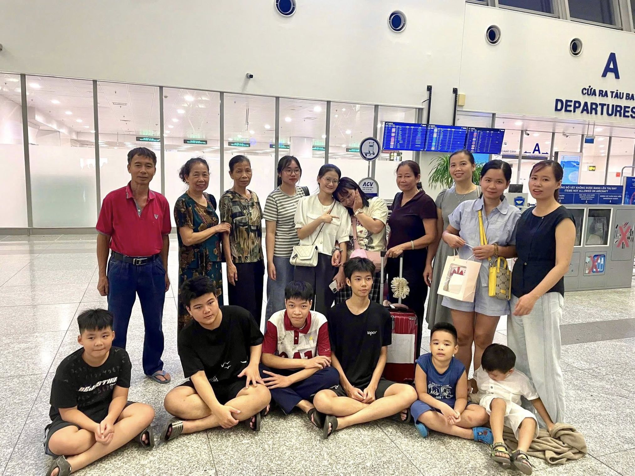 Học viên Nguyễn Phương Hằng cùng người thân tại sân bay
